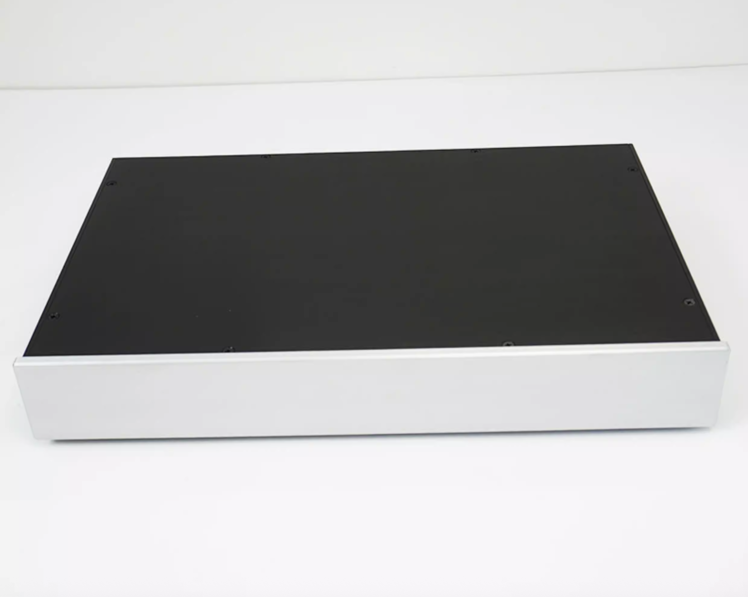 علبة مكبر صوت من الألومنيوم با - مراجعة Aluminum Case 65 وسعره